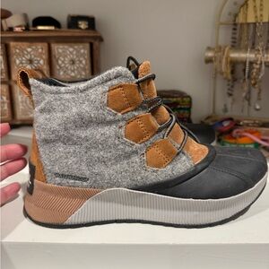 Sorel Black and Tan Winter Boots